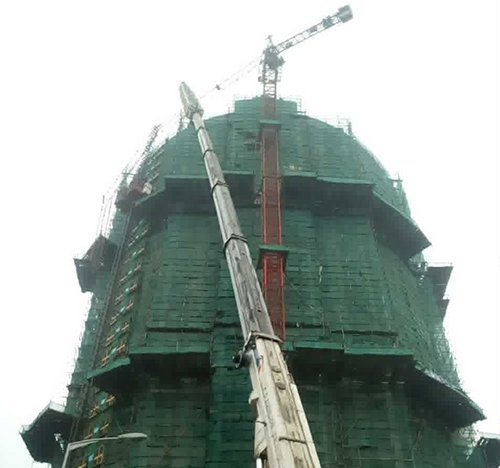 八公山吊车在工地上作业